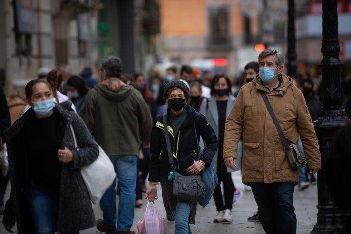 Ciudadanos por las calles de Barcelona.