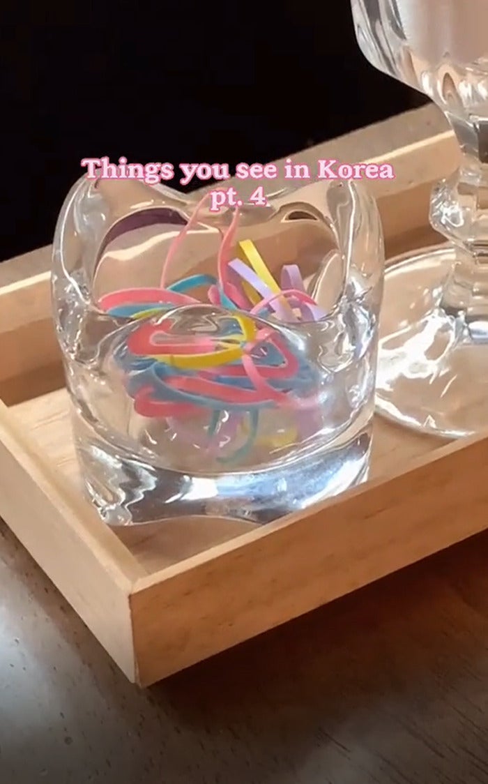 식당에 놓인 머리끈