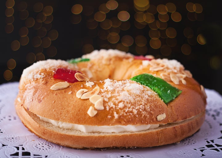 Un roscón de reyes relleno de nata.