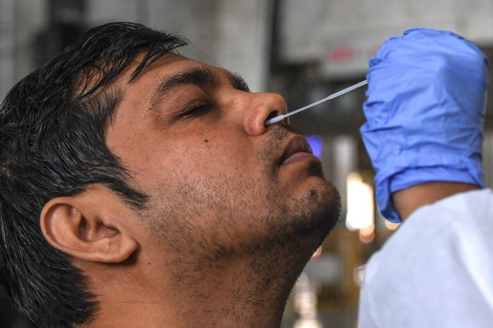 Una persona haciéndose una test PCR para detectar infecciones por coronavirus.