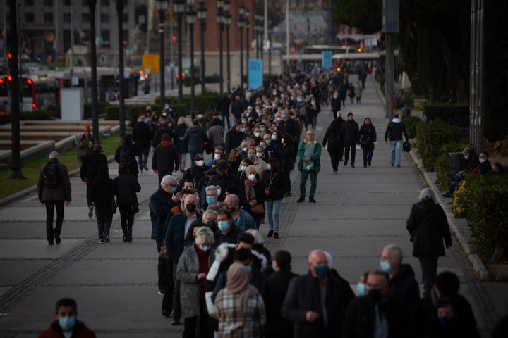 Colas para la vacunación contra el covid en Barcelona, en diciembre de 2021.