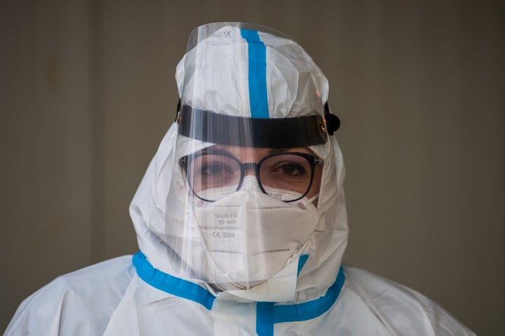 Sanitaria atendiendo la pandemia.