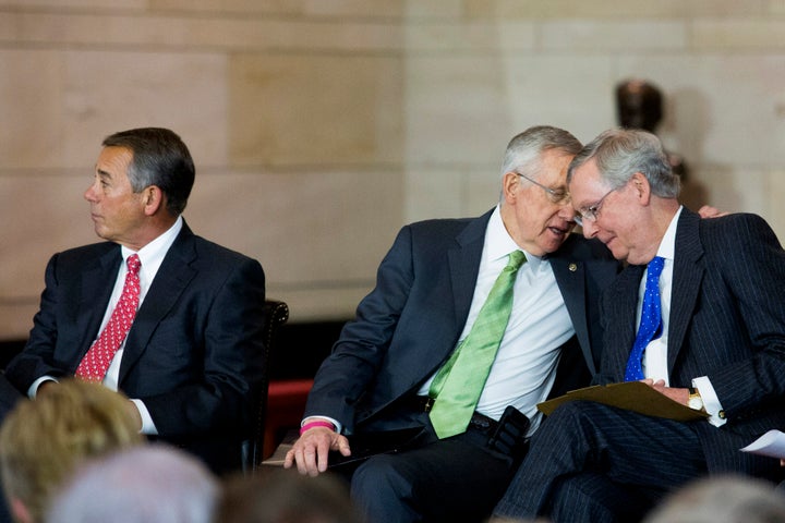 WASHINGTON, DC - 10 DÉCEMBRE : (LR) Le président de la Chambre John Boehner (R-OH), le chef de la majorité au Sénat Harry Reid (D-NV) et le chef de la minorité au Sénat Mitch McConnell (R-KY) assistent à une cérémonie de remise de la médaille d'or du Congrès pour Les membres de la patrouille aérienne civile de l'époque de la Seconde Guerre mondiale, sur la colline du Capitole, le 10 décembre 2014 à Washington, DC.  Soixante-cinq membres de la Civil Air Patrol ont perdu la vie dans l'exercice de leurs fonctions pendant la Seconde Guerre mondiale.  (Drew Angerer/Getty Images)