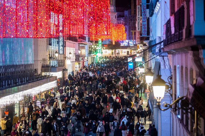 Colas de gente en el centro de Madrid por Navidad