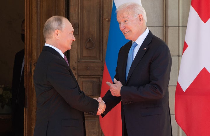 El presidente de Rusia, Vladimir Putin, y el de Estados Unidos, Joe Biden.