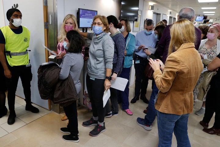 Voluntarios para recibir la cuarta dosis de la vacuna de Pfizer contra el covid, el 27 de diciembre de 2021, en un hospital cercano a Tel Aviv (Israel).