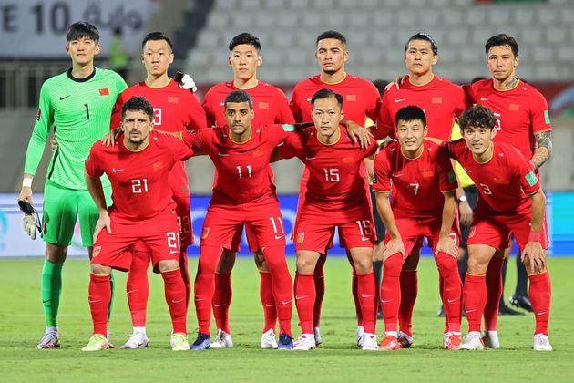 Les joueurs de la sélection chinoise posent lors du match de football des qualifications asiatiques de la Coupe du monde 2022 au Qatar.
