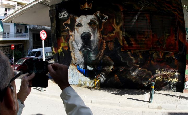 Ίσως ο τελευταίος διάσημος άσημος τύπος της Αθήνας. Ο Λουκάνικος, ο πιο διάσημος σκύλος των κινητοποιήσεων που πέθανε το 2014, έγινε γκραφιτι στο κέντρο της Αθήνας.Φόρος τιμής στον σκύλο των αγωνιστικών κινητοποιήσεων από τους καλλιτέχνες του δρόμου