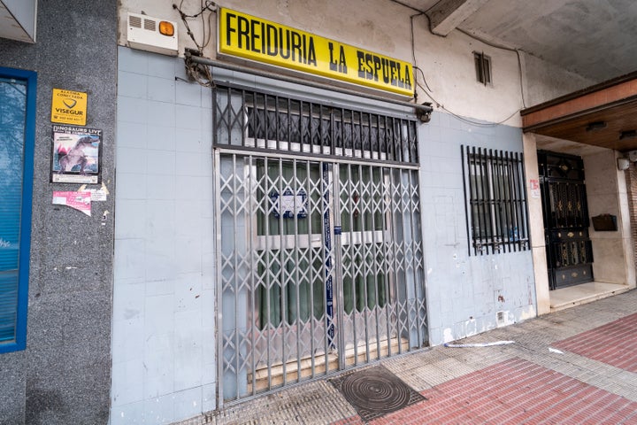 Puerta del bar en el que fueron hallados los cuerpos, tras la explosión de la cocina en Parla (Madrid).