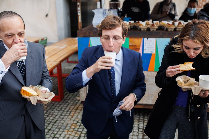Martínez-Almeida (centro), en un acto el 10 de diciembre en Madrid.