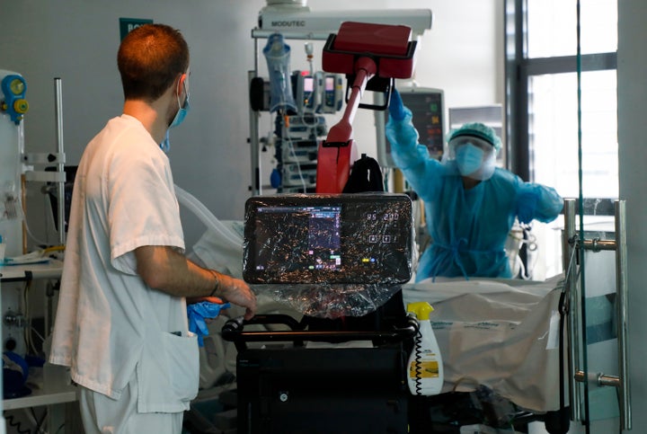 Dos sanitarios atienden a un paciente covid en la UCI del principal hospital de Son Espases (Palma de Mallorca) el 27 de diciembre de 2021.
