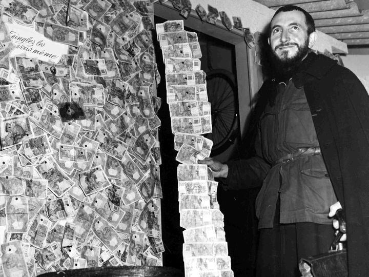 Μάρτιος 1954 - Ο Αββά Πιέρ συγκεντρώνει χρήματα για τους αστέγους.