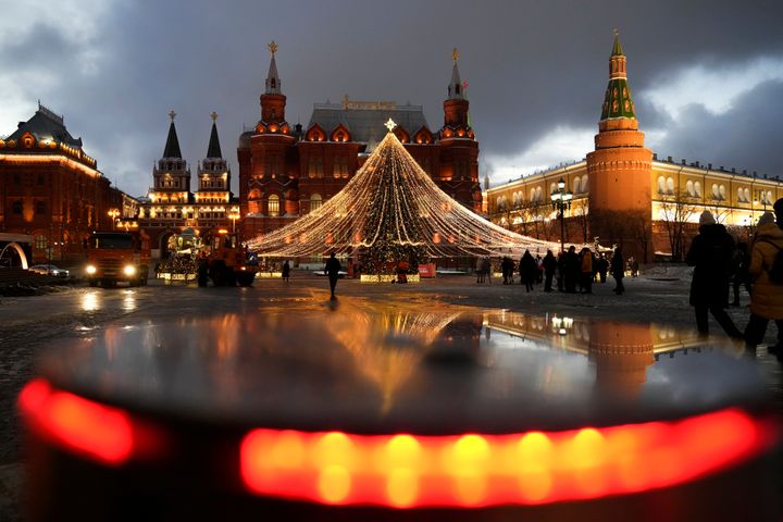 Η πλατεία Mανεζναγια διακοσμημένη για τις γιορτές των Χριστουγέννων και της Πρωτοχρονιάς αντανακλάται σε έναν φράκτη ασφαλείας, με το Ιστορικό Μουσείο και το Τείχος του Κρεμλίνου στο βάθος κοντά στην Κόκκινη Πλατεία στη Μόσχα, Ρωσία, Παρασκευή, 17 Δεκεμβρίου 2021.