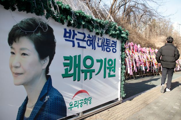 Banners e coroas de flores comemorando o perdão especial do ex-presidente Park Geun-hye foram colocados em frente ao Centro Médico Samsung em Gangnam-gu, Seul, no dia 30.