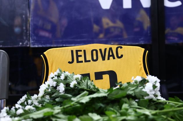 O θάνατος του καλαθοσφαιριστή της ΑΕΚ, Στέφαν Γέλοβατς, σε ηλικία 32 ετών.