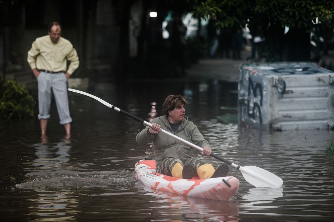 Οι πλημμύρες που έκαναν τον Κολωνό... Βενετία.