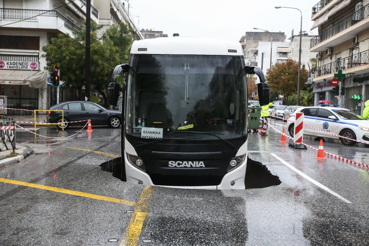 Η τρύπα που «κατάπιε» πούλμαν στην Καλαμαριά.