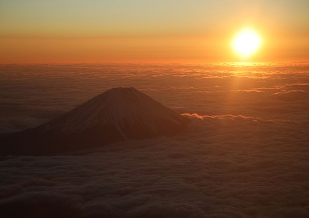 日本航空が元旦に行った「初日の出フライト」には約200人が参加し、機上から初日の出と富士山を堪能した。（2020年1月1日撮影）