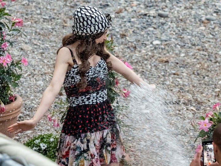 Lily Collins rodando el momento champán.