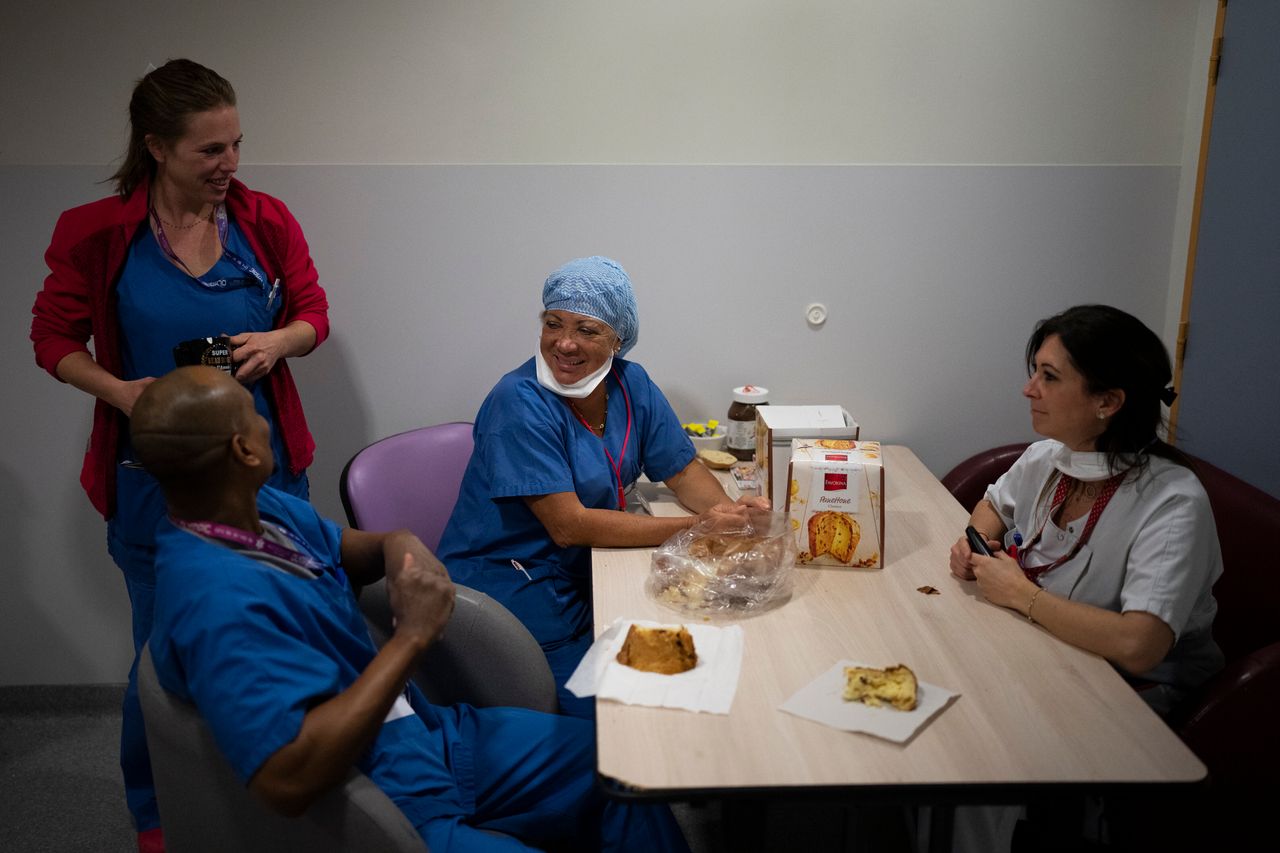Γαλλία (γιατροί σε βάρδια σε νοσοκομείο της Νίκαιας λίγο πριν την αλλαγή του χρόνου) 