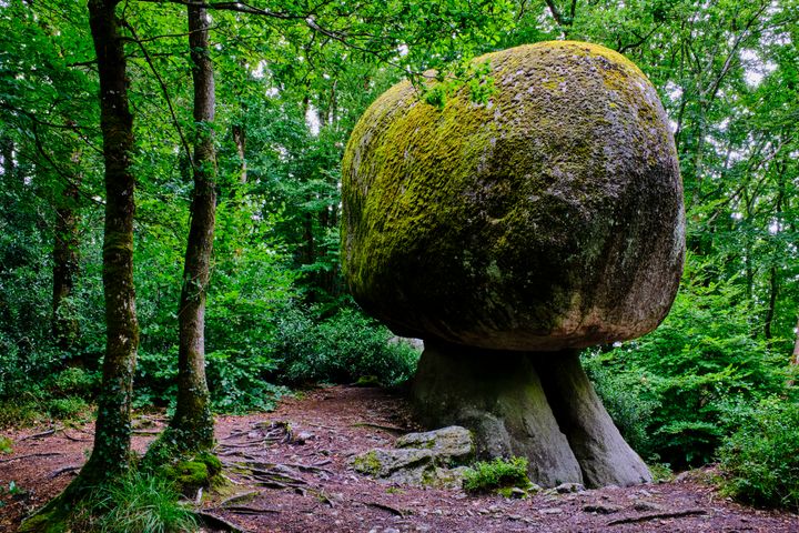 Γαλλία. Γιγαντιαίος βράχος γρανίτη στο φυσικό πάρκο Huelgoat. Γνωστός με το χαρακτηριστικό όνομα «Βράχος Μανιτάρι».