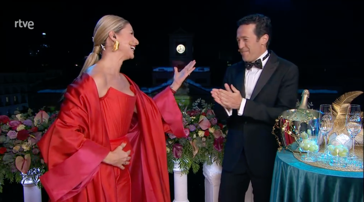 Anne Igartiburu y Jacob Petrus durante las Campanadas de TVE.