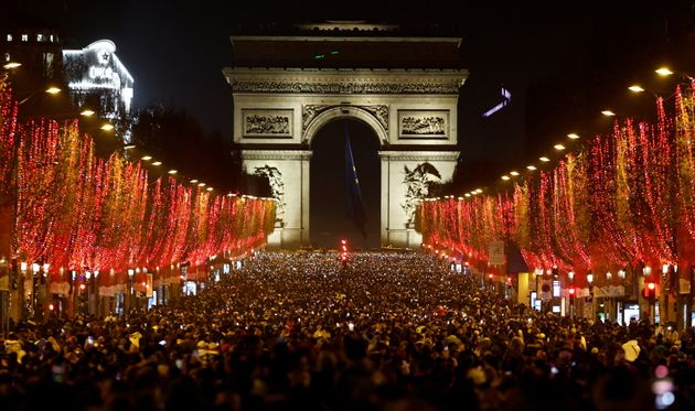 Nouvel An 22 A Paris Le Decompte Sur L Arc De Triomphe Attendu En Vain Par Des Milliers De Personnes Le Huffpost