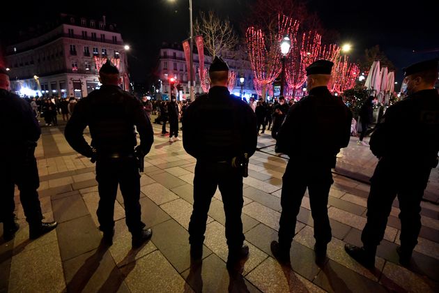 Le nombre de voitures brûlées et d'interpellations en baisse lors du nouvel an (Photo de CRS sur les Champs-Élysées le 31 décembre 2021 par ALAIN JOCARD/AFP via Getty Images)