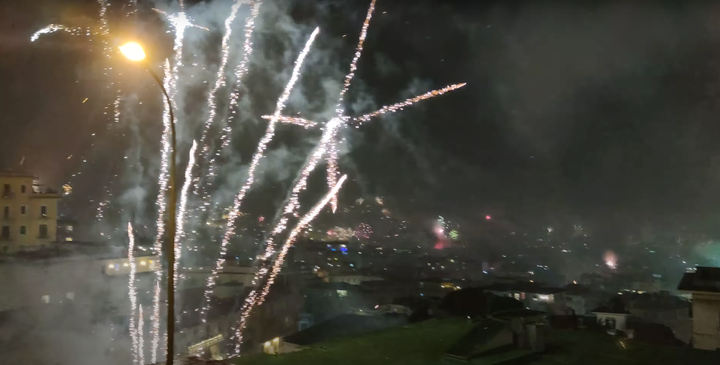 Fuegos artificiales en Nápoles pese a la prohibición de lanzar fuegos artificiales.