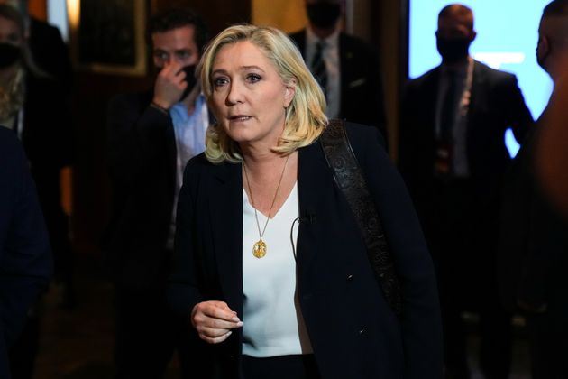 La candidate du Rassemblement national à l'élection présidentielle de 2022 a annoncé qu'elle comptait saisir le Conseil d'État au sujet de la seule présence du drapeau de l'Union européenne sous l'Arc de Triomphe (photo prise en décembre, à l'occasion d'une visite de Marine Le Pen en Pologne).