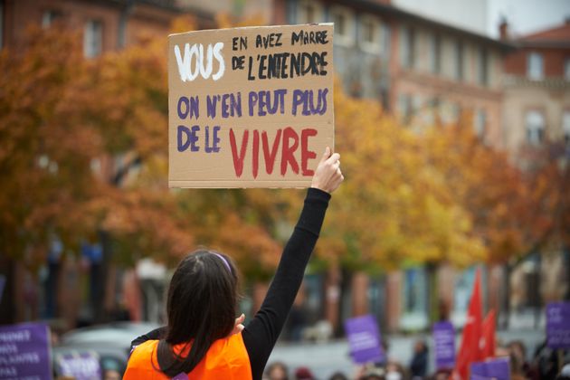 Après ce qui semble être les deux premiers féminicides de l'année 2022, plusieurs collectifs féministes somment Emmanuel Macron d'agir (photo prise à l'occasion d'une manifestation parisienne contre les violences faites aux femmes, au mois de novembre 2021).