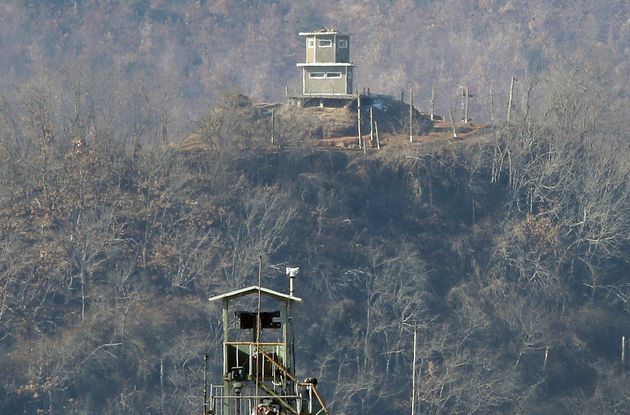 2일 오후 경기도 파주시 접경지역에서 바라본 북한군 초소에서 북한군 병사들이 경계근무를 서고 있다.