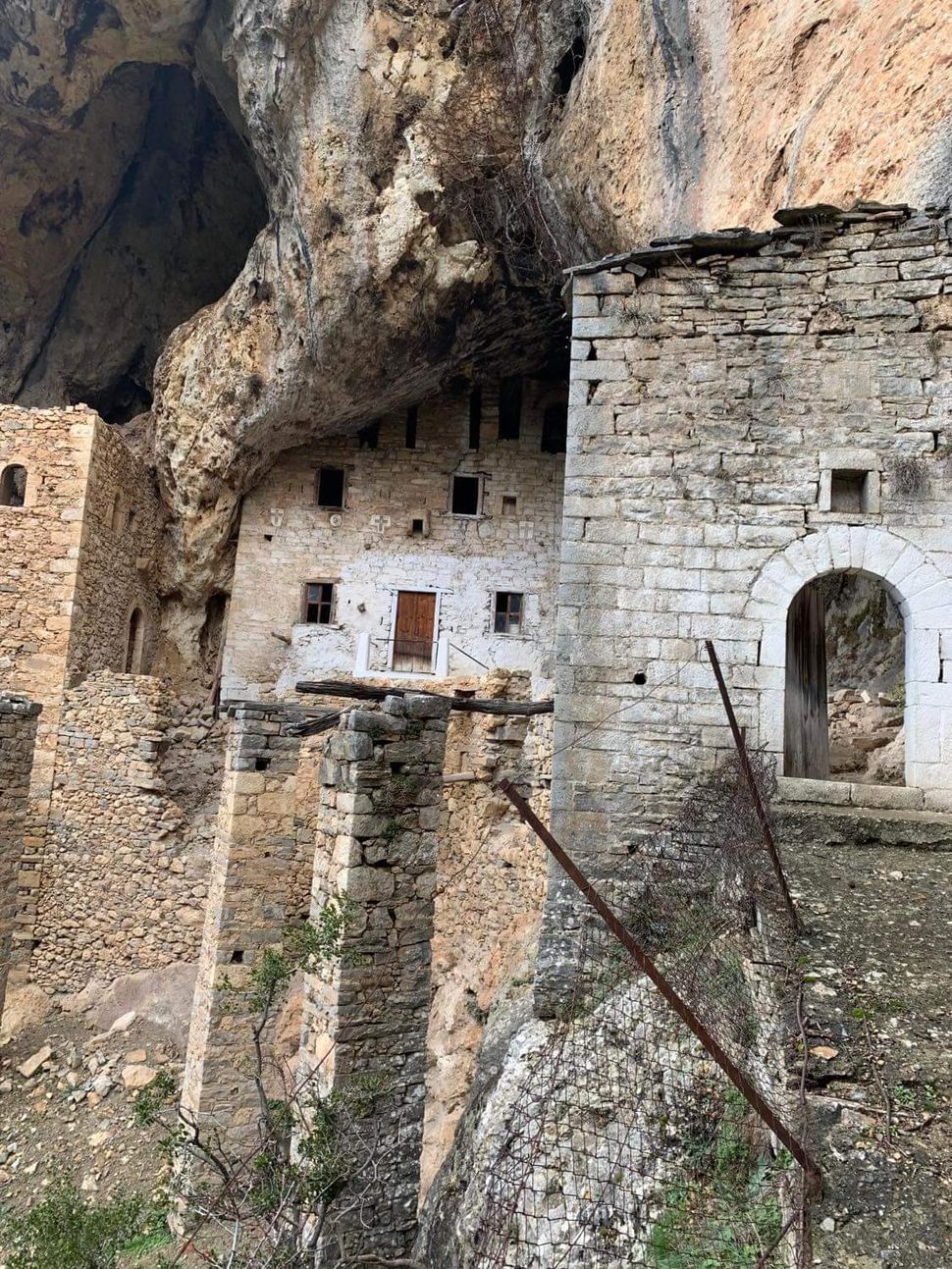 Το σπηλαιομονάστηρο της Αγίας Κυριακής σφηνωμένο σε βράχο του Πάρνωνα