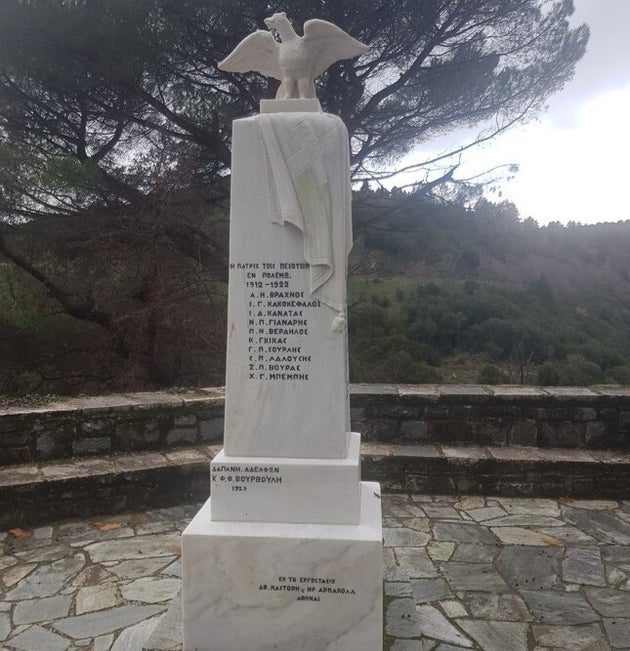 Μνημείο εις μνήμην των πεσόντων σε καιρό πολέμου (1912 - 1922) στη Βαμβακού δαπάνη της οικογένειας Βούρβουλη. 