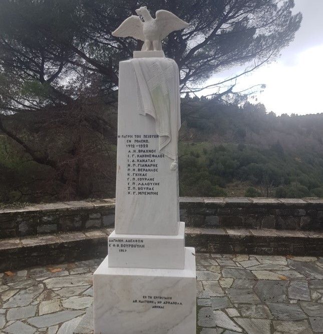 Μνημείο εις μνήμην των πεσόντων σε καιρό πολέμου (1912 - 1922) στη Βαμβακού δαπάνη της οικογένειας Βούρβουλη. 