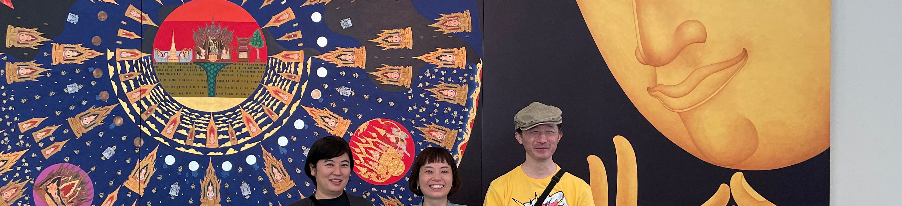 福岡アジア美術館にて、左から『目の見えない白鳥さんとアートを見にいく』著者の川内有緒さん、「マイティ」こと佐藤麻衣子さん、白鳥建二さん