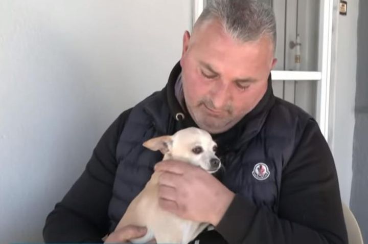 Η τυφλή σκυλίτσα στην αγκαλιά του του προέδρου του χωριού Χαρίεσσα, Δημήτρη Σιδηρόπουλου.