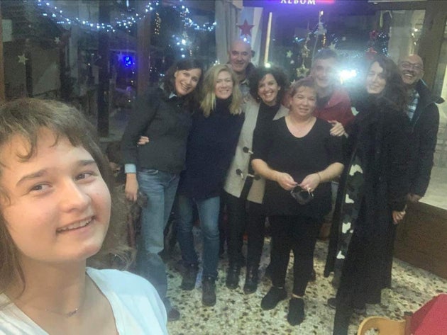 Η Ελενα λίγο πριν ξεπροβοδίσει τους πελάτες της ταβέρνας Μαργαρίτα τραβά μια σέλφι. Τέταρτη από αριστερά η μητέρα της που μαγειρεύει εκεί. 