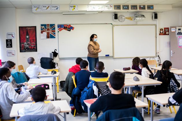 Face au Covid, ce qui change (ou non) pour la rentrée des classes (Photo d'une classe de collège à Chanteloup-les-Vignes en février 2021, par Emeric Fohlen/NurPhoto via Getty Images)