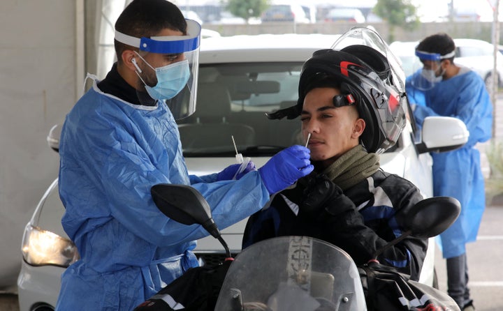 Un sanitario hace un test a un motorista en Israel.