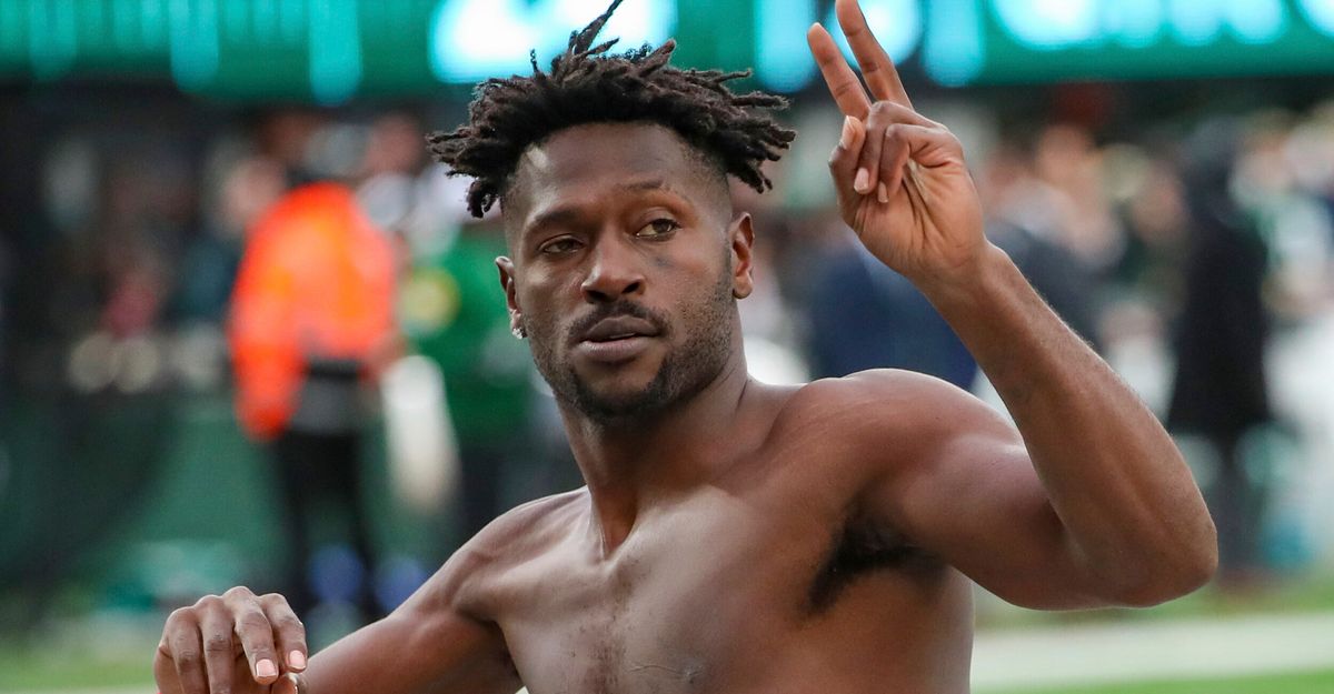 Antonio Brown posts picture with Gisele Bundchen with bizarre