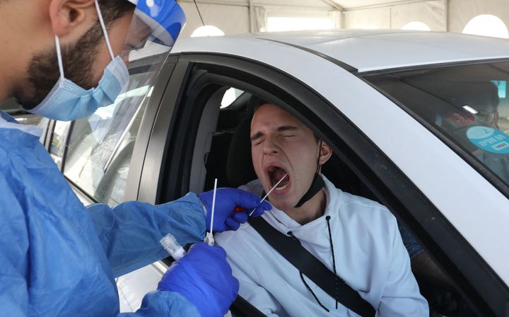 Un sanitario realiza una prueba de coronavirus a un hombre en Modiin (Israel), el 2 de enero de 2022.