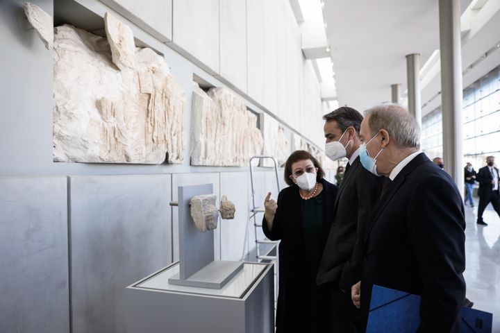 Ο Πρωθυπουργός ανάμεσα στην υπουργό Πολιτισμού, Λίνα Μενδώνη και τον γενικό διευθυντή του Μουσείου Ακρόπολης, Νικόλαο Σταμπολίδη.