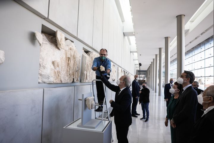 Ο γενικός διευθυντής του Μουσείου Ακρόπολης, Νίκος Σταμπολίδης παραδίδει το θραύσμα προς τοποθέτηση.