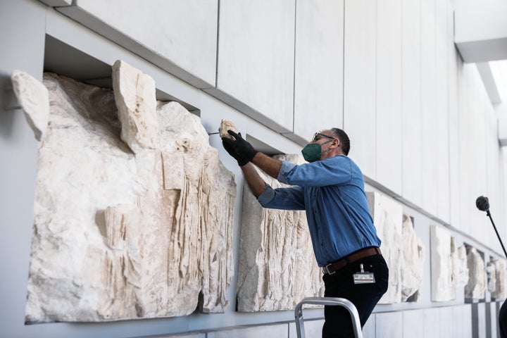 Τα Παρθενώνεια θραύσματα επανατοποθετούνται εκεί που ανήκουν.