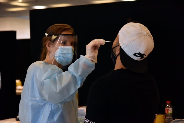 Un joven se somete a un test PCR en Barcelona, en una foto de archivo.