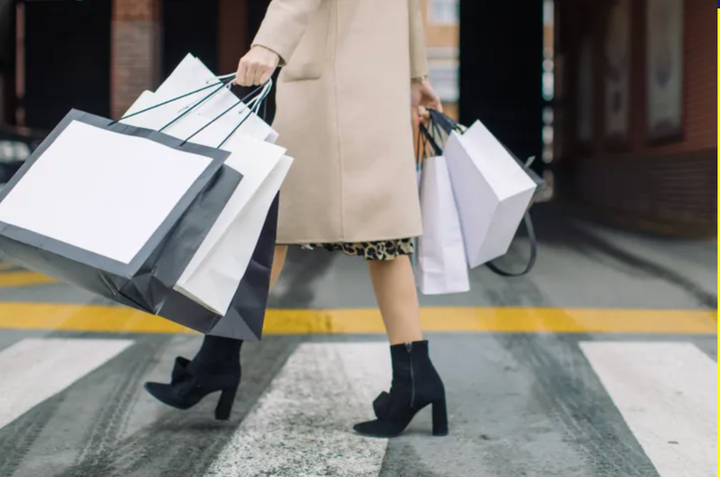 Una mujer, con bolsas de varias tiendas.
