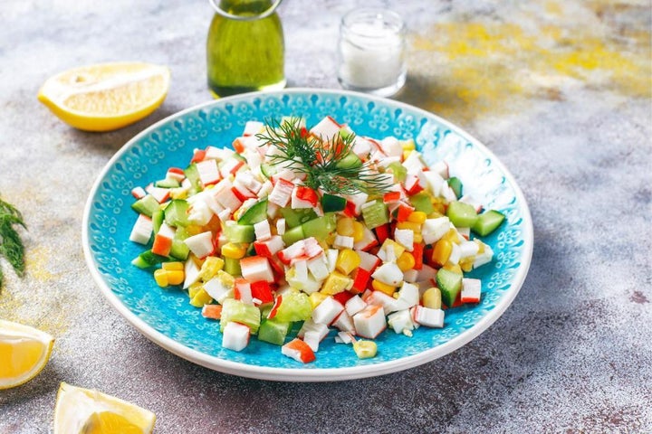 Ensalada elaborada con surimi.