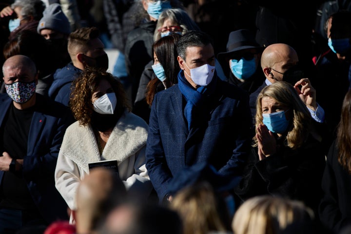 Pedro Sánchez, junto con María Jesús Montero y Yolanda Díaz, en el entierro de Almudena Grandes