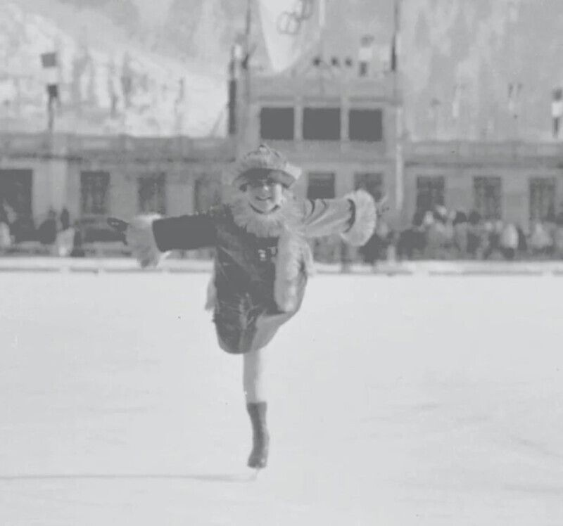 1924 샤모니겨울올림픽에 참가한 노르웨이 피겨스케이팅 전설 소냐 헤니. 12살이던 그는 당시 8위에 그쳤지만, 1928년 스위스 생모리츠 대회 때부터 3회 연속 금메달을 따냈다.